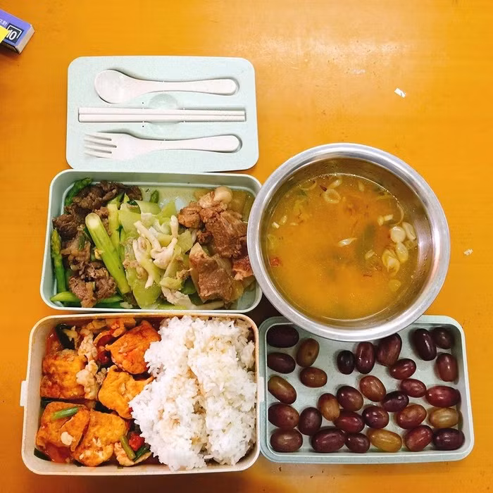 Cơm hộp mẹ chồng nấu cho con dâu mang đi làm khiến nhiều cô gái ghen tỵ ảnh 1 Cơm hộp mẹ chồng nấu cho con dâu mang đi làm khiến cô gái nào cũng phải ghen tỵ