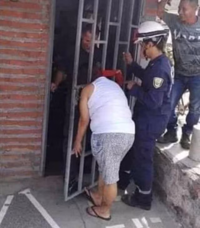 Người phụ nữ kẹt đầu vào cửa nhà hàng xóm suốt 5 giờ đồng hồ - 2