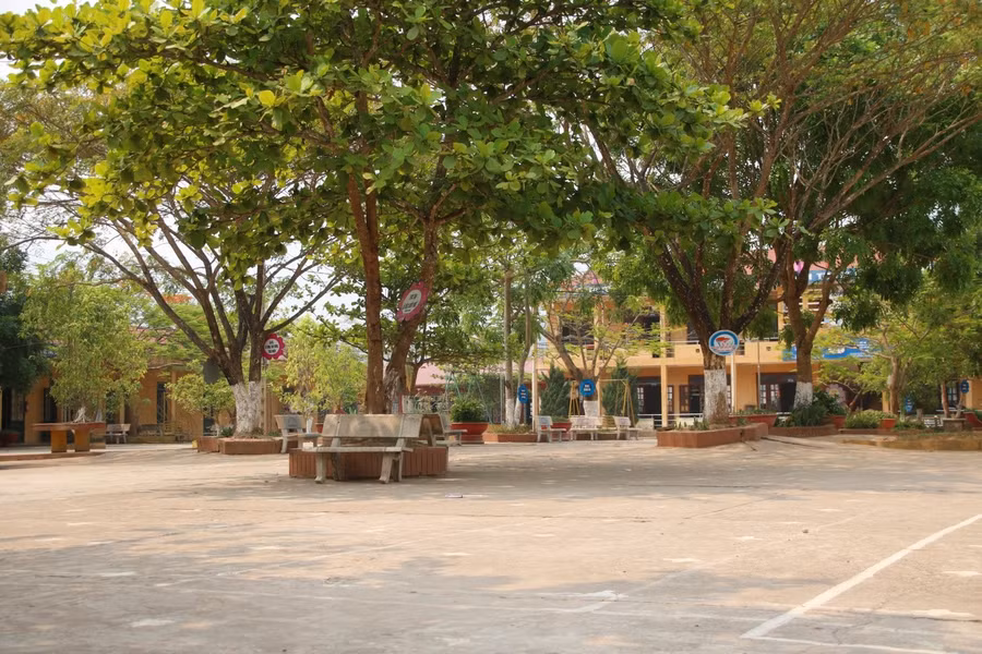 Khuôn viên nhà trường khang trang, sạch đẹp.