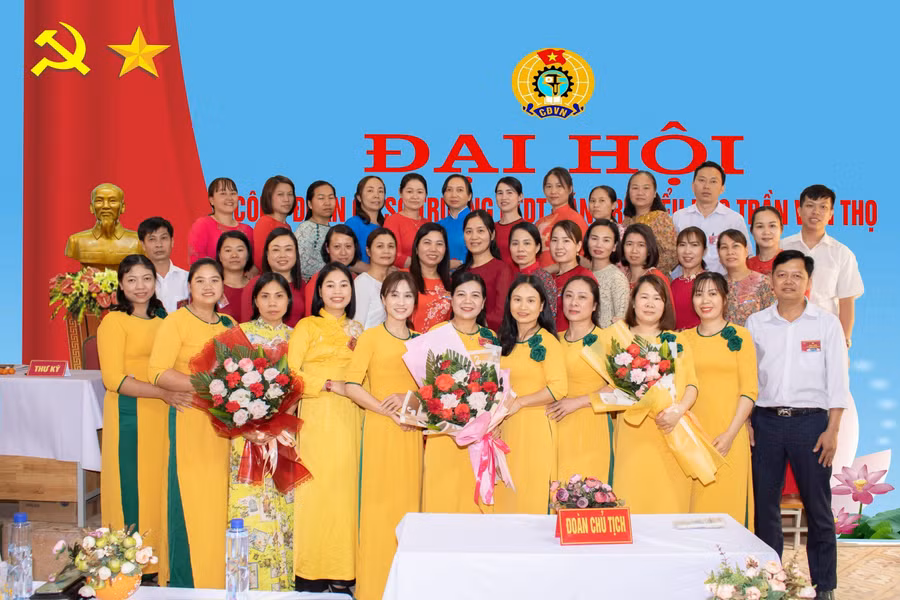 Tập thể sư phạm nhà trường chụp ảnh lưu niệm nhân dịp Đại hội Công đoàn trường.