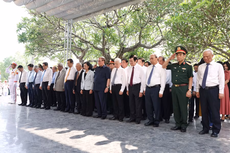 Các đại biểu dành phút mặc niệm tưởng niệm anh hùng liệt sĩ. Các đại biểu dành phút mặc niệm tưởng niệm anh hùng liệt sĩ.