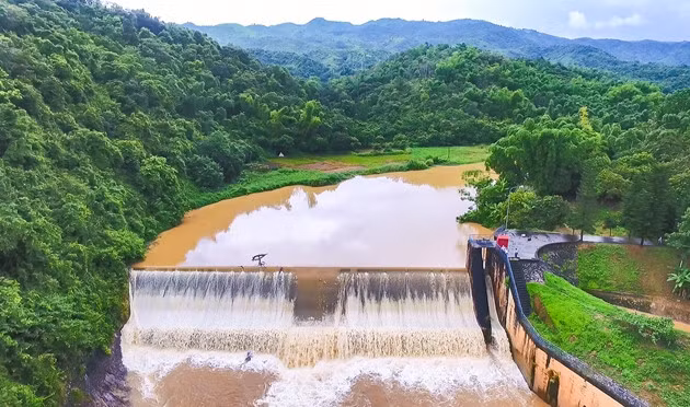 Đập đầu mối công trình Đại thủy nông Nậm Rốm - công trình trọng điểm tưới nước cho cánh đồng Mường Thanh. Đập đầu mối công trình Đại thủy nông Nậm Rốm - công trình trọng điểm tưới nước cho cánh đồng Mường Thanh.