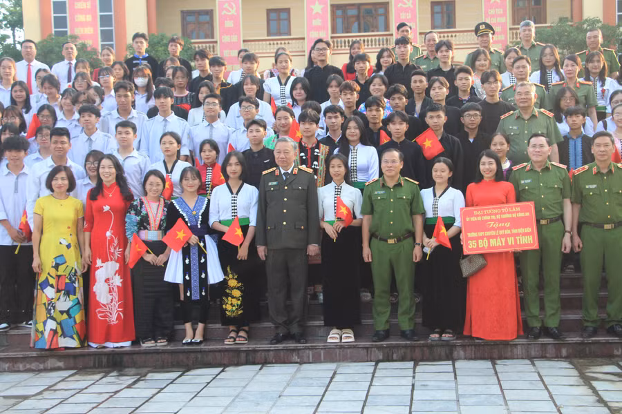 Bộ trưởng Tô Lâm, lãnh đạo Bộ Công an, Công an tỉnh Điện Biên chụp ảnh lưu niệm cùng thầy trò 2 trường học được nhận máy tính. Bộ trưởng Tô Lâm, lãnh đạo Bộ Công an, Công an tỉnh Điện Biên chụp ảnh lưu niệm cùng thầy trò 2 trường học được nhận máy tính.