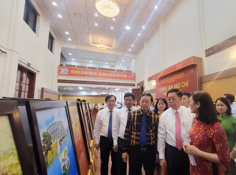 Các đại biểu tham quan Triển lãm ảnh quảng bá hình ảnh Việt Nam. Các đại biểu tham quan Triển lãm ảnh quảng bá hình ảnh Việt Nam.