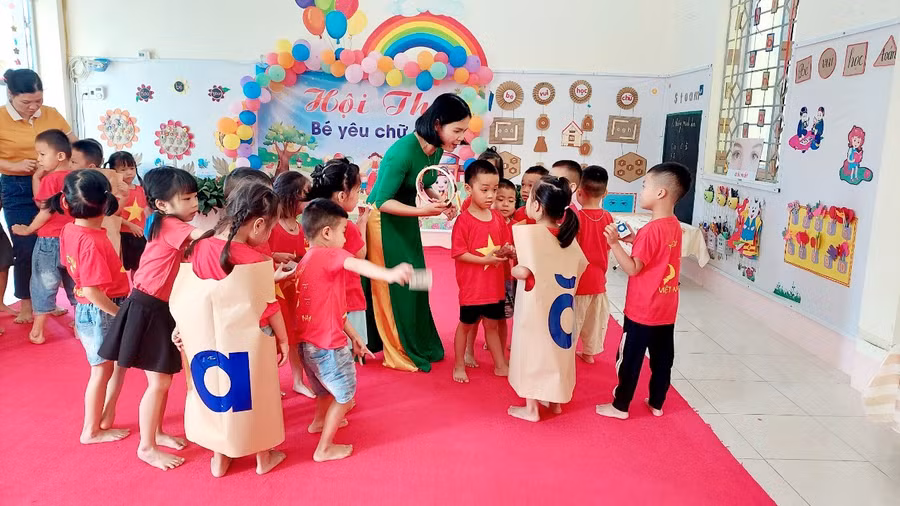 Trẻ nhiệt tình tham gia Hội thi Bé yêu chữ do Trường Mầm non xã Thanh Chăn tổ chức.