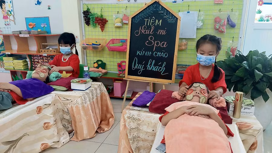 Trẻ được trải nghiệm thực hành kỹ năng sống ngay trong trường học.