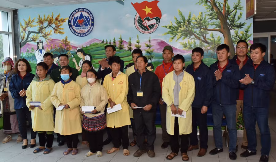 Trao quà cho người nhà bệnh nhi tại Bệnh viện Đa khoa tỉnh Lai Châu.