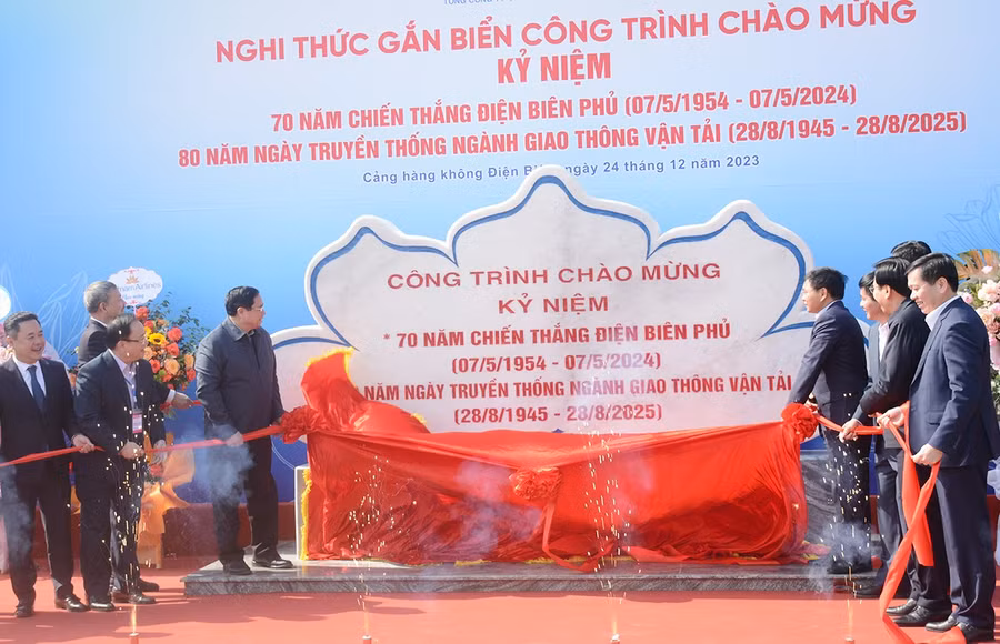 Gắn biển công trình chào mừng kỷ niệm 70 năm Chiến thắng Điện Biên Phủ, 80 năm Ngày truyền thống ngành GTVT.