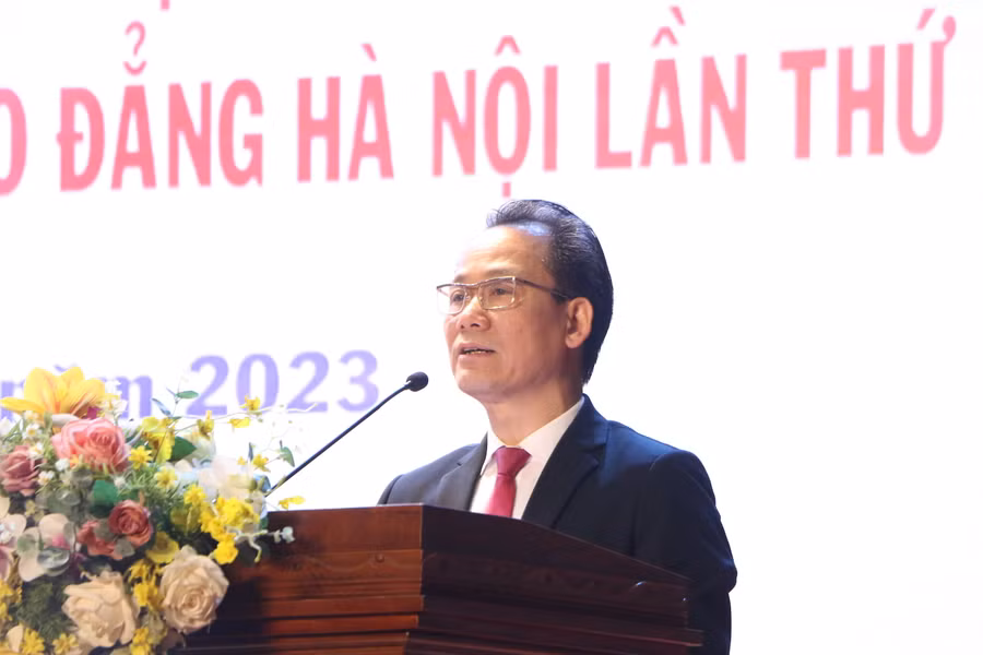 Bí thư Đảng ủy Khối các trường đại học, cao đẳng Hà Nội Nguyễn Thanh Sơn trình bày báo cáo tại hội nghị.