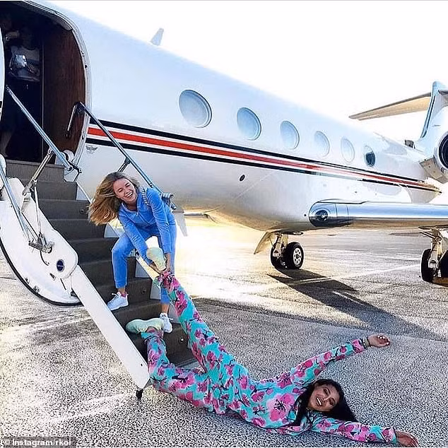 Muôn kiểu khoe của của hội ‘rich kid’ quốc tế dịp Giáng sinh - ảnh 3