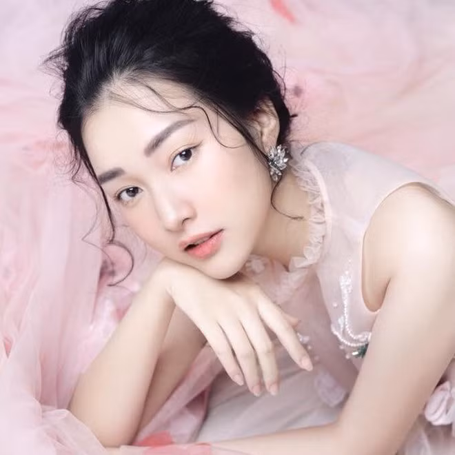 Những hotgirl xứ Huế khiến dân tình xuýt xoa: Người là rich kid mê xe phân khối lớn, người có thành tích học tập khủng được tuyển thẳng vào 2 trường ĐH ảnh 9