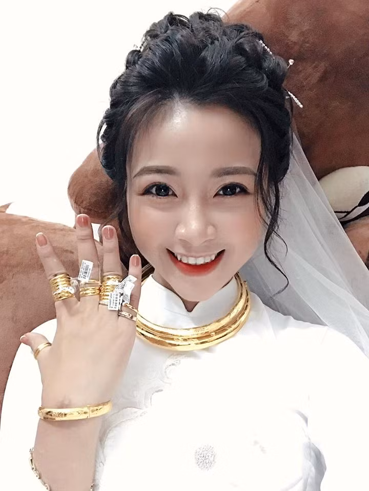 Ngôi sao - Cận cảnh nhan sắc vợ hotgirl của cầu thủ Phan Văn Đức (Hình 3).