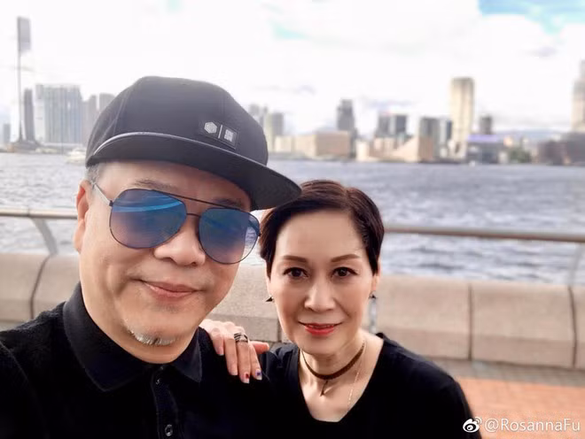 Âu Dương Chấn Hoa - cháu gái trùm sòng bạc Macau: Người vợ hiện tại của sao nam kỳ cựu Hong Kong là Phó Khiết Nhàn.Cả hai bí mật kết hôn vào năm 1996. Theo truyền thông Hong Kong, Khiết Nhàn là người chủ động theo đuổi Âu Dương Chấn Hoa và cũng là người đề nghị kết hôn trước. Vợ của nam diễn viênlà cháu gái của ông Phó Lão Dung - trùm sòng bạc lớn nhất nhì Macau, chủ của tập đoàn khách sạn Furama, Hong Kong với khối tài sản lên đến1 tỷ USD. Phó Khiết Nhàn cũng là người có khả năng kinh doanh, hiện tại điều hành 3 khách sạn tại Hong Kong. Vo giau co, quyen luc cua sao nam Trung Quoc hinh anh 7 1.jpeg