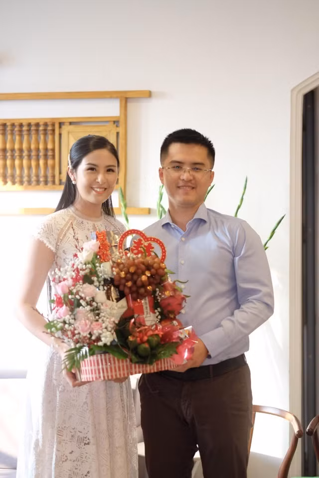 Chồng chưa cưới công khai đăng ảnh đón Giáng sinh cùng Hoa hậu Ngọc Hân ảnh 2 Chồng chưa cưới công khai đăng ảnh đón Giáng sinh cùng Hoa hậu Ngọc Hân