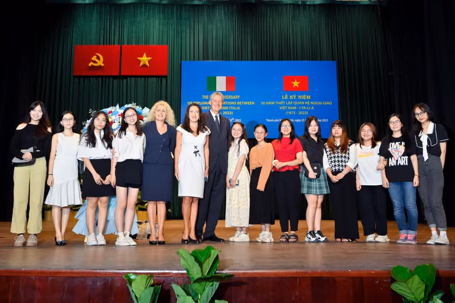 Sinh viên Ngữ văn Ý và Tổng Lãnh sự Ý Enrico Padula trong dịp kỷ niệm 50 năm thiết lập quan hệ ngoại giao Việt Nam - Italia - Ảnh: Bộ môn Ngữ Văn Ý. Sinh viên Ngữ văn Ý và Tổng Lãnh sự Ý Enrico Padula trong dịp kỷ niệm 50 năm thiết lập quan hệ ngoại giao Việt Nam - Italia - Ảnh: Bộ môn Ngữ Văn Ý.