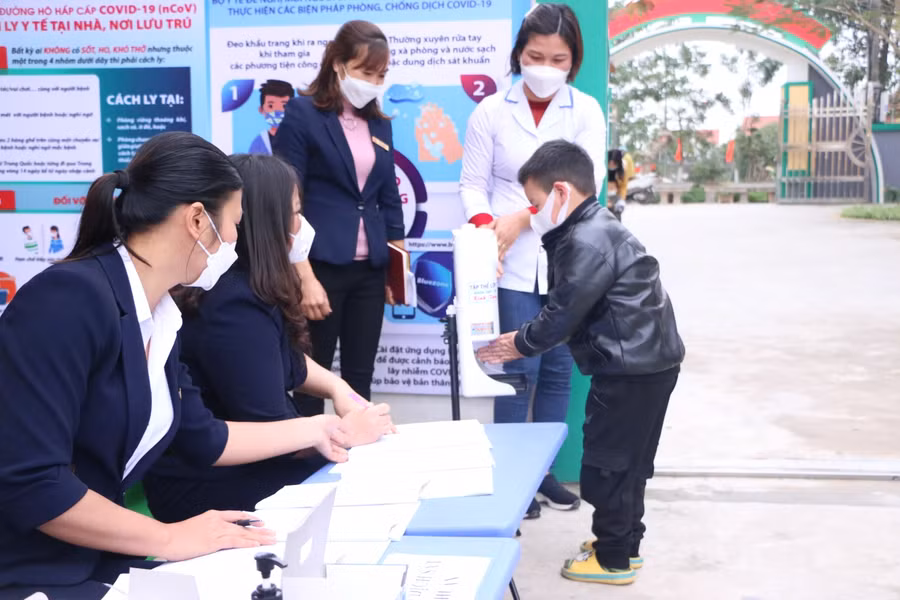 Tới thăm Trường Mầm non Trực Thắng (huyện Trực Ninh), khâu đảm bảo an toàn phòng dịch ngay từ cổng trường được tiến hành nghiêm túc.
