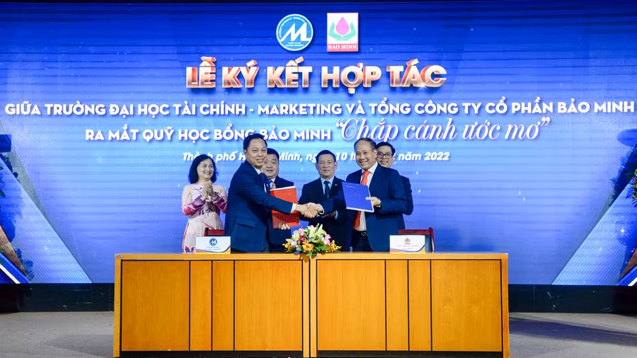 Hai bên thực hiện nghi thức ký kết hợp tác dưới sự chứng kiến của Bộ trưởng Bộ Tài chính.