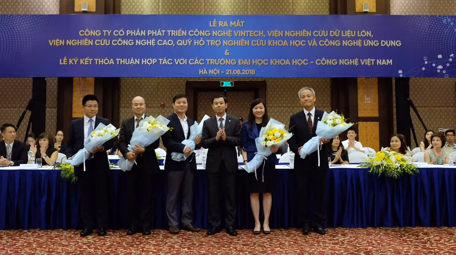 Trong khuôn khổ của Lễ ký kết, Tập đoàn Vingroup đã chính thức ra mắt 4 đơn vị: Công ty Phát triển Công nghệ VinTech, Viện Nghiên cứu Dữ liệu lớn, Viện Nghiên cứu Công nghệ cao và Quỹ Hỗ trợ Nghiên cứu Khoa học – Công nghệ Ứng dụng.