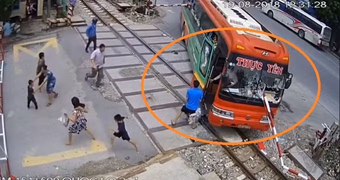 Xe khách bất ngờ lao vào rào chắn tàu, hành khách hoảng loạn bỏ chạy