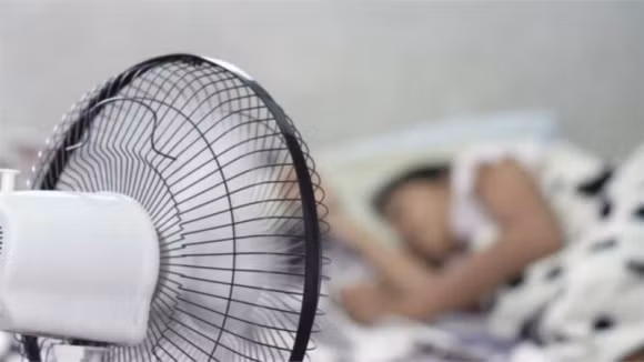 Nguy hiểm của việc bật quạt cả đêm, cách dùng quạt đúng cách, cách dùng quạt để không ảnh hưởng tới sức khỏe