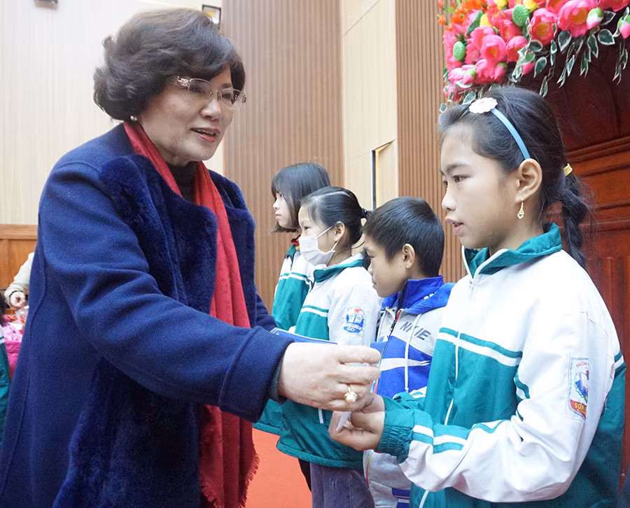 Chủ tịch Hội Khuyến học tỉnh Nguyễn Thị Kim Hải trao quà cho HS nghèo vượt khó vươn lên trong học tập