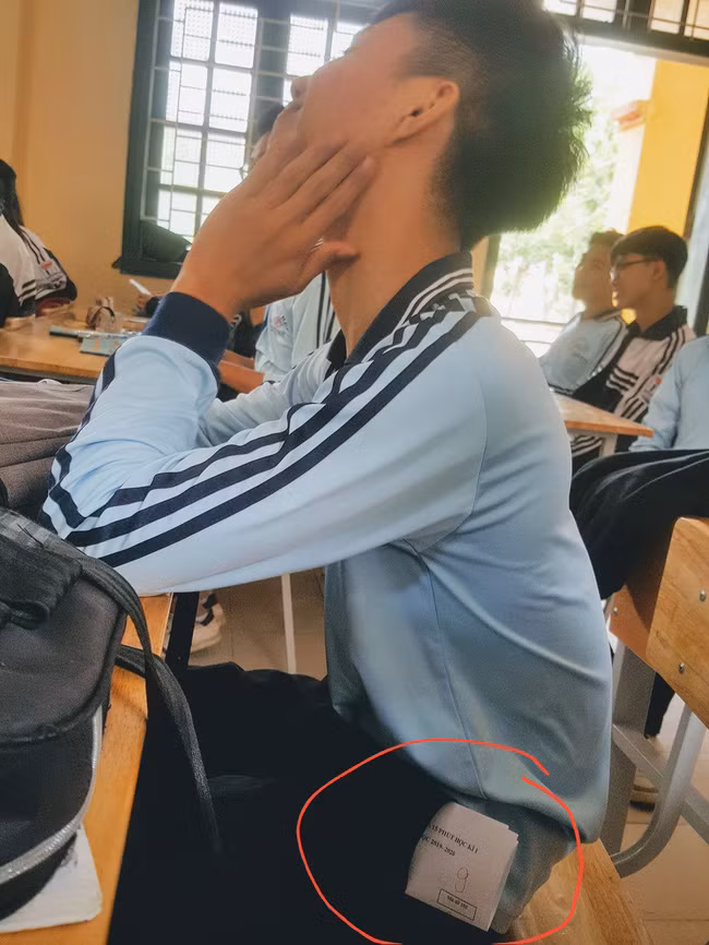 Cậu nam sinh học giỏi lại tính khiêm tốn sẽ có màn khoe điểm 