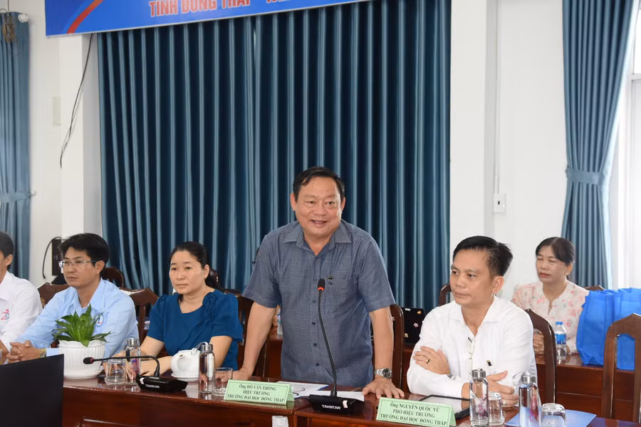 TS. Hồ Văn Thống, Hiệu trưởng Trường ĐH Đồng Tháp phát biểu tại buổi lễ.