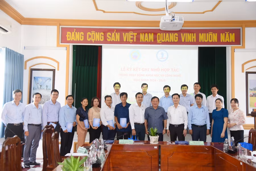 Các đại biểu chụp ảnh lưu niệm tại buổi lễ ký kết.