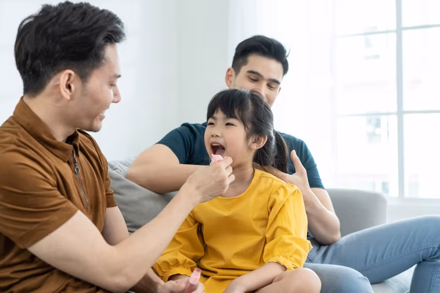 Gợi ý con thoa thứ gì đó như son dưỡng môi có màu nhẹ và chì kẻ mày hoặc phấn má hồng và son bóng phù hợp với tông màu da. (Ảnh: ITN).