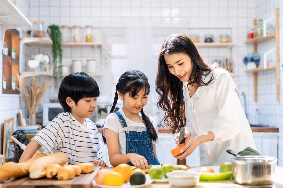 Hãy để con giúp bạn lên kế hoạch cho một số bữa ăn, đây là cơ hội để bạn thảo luận với con về chi phí nguyên liệu. (Ảnh: ITN).