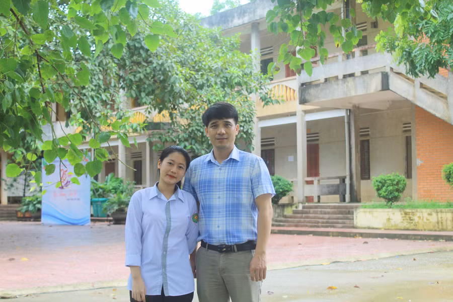 Gia Linh cùng thầy giáo chủ nhiệm Lê Hồng Ngọc, Trường THPT Thạch Thành 1. Ảnh: LT.