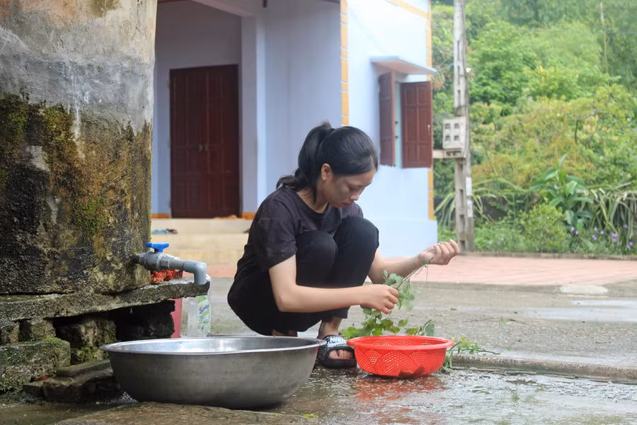 Em Lê Hoa Mai sửa soạn nấu cơm trưa. Ảnh: LT.