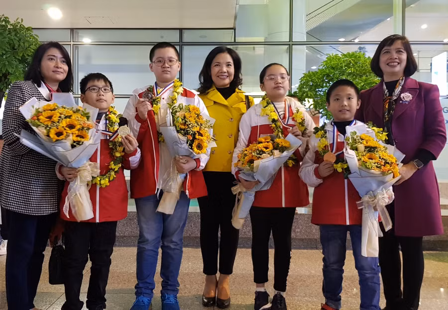 Cô giáo Phan Thị Thắng cùng Ban Giám hiệu nhà trường đón các em học sinh tham dự kỳ thi tại sân bay.