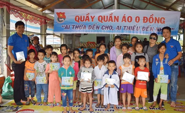 Nhóm thiện nguyện trao quà cho HS hoàn cảnh khó khăn trước thềm năm học mới