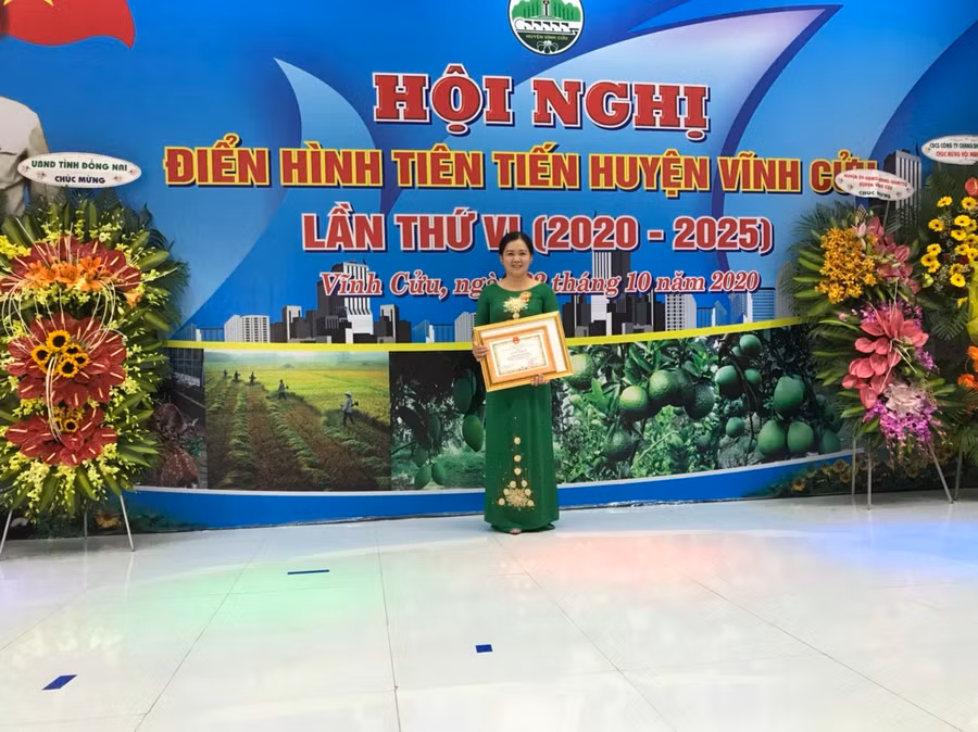 Cô Trần Thị Thanh Thảo tại Hội nghị Điển hình tiên tiến huyện Vĩnh Cửu lần thứ VI (2020 - 2025). Ảnh: NVCC.