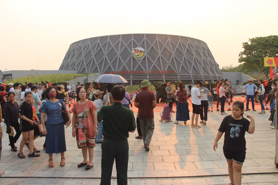 Bảo tàng Chiến thắng Điện Biên Phủ luôn đông du khách.
