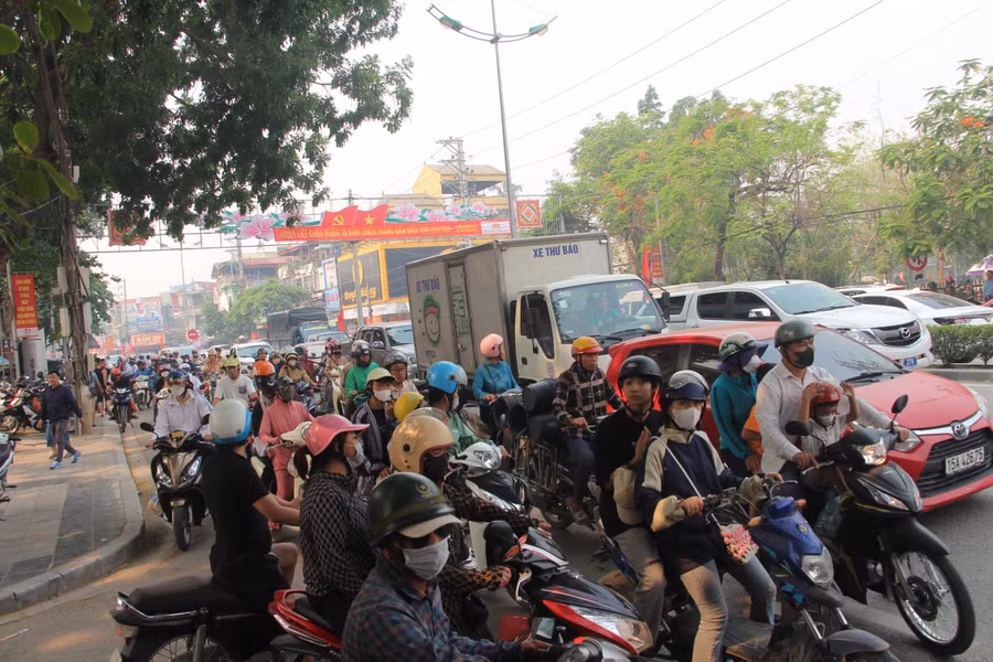 Giao thông luôn trong tình trạng "kẹt cứng" vào những giờ cao điểm do lượng người và phương tiện về Điện Biên tăng cao.