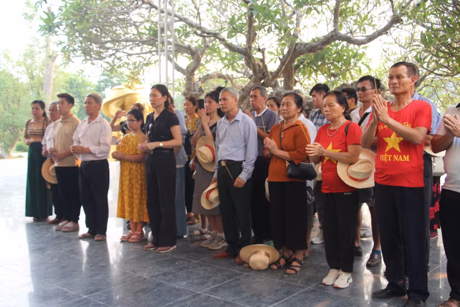Đại biểu từ mọi miền tổ quốc đến dâng hương tại Nghĩa trang liệt sỹ A1.