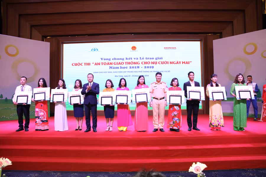 Các thầy cô giáo xuất sắc đạt giải Nhất của Cuộc thi ATGT cho nụ cười ngày mai năm học 2018 - 2019