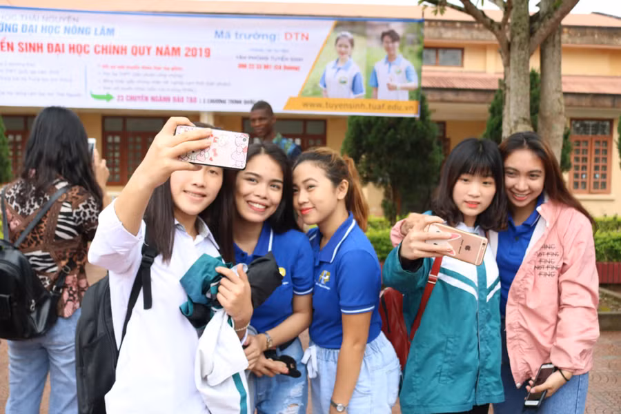 Các học sinh hào hứng chụp ảnh cùng SV Philippines