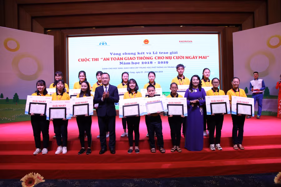 Các em học sinh xuất sắc đạt giải Nhất của Cuộc thi ATGT cho nụ cười ngày mai năm học 2018 - 2019