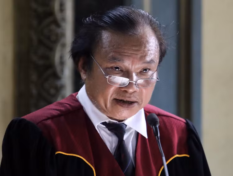 Chủ tọa tóm tắt nội dung vụ án. Ảnh: Thành Nguyễn.