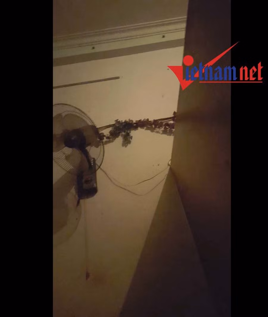 Căn buồng trong quán mát-xa, tẩm quất được ngăn bởi những tấm tôn, có 1 quạt treo tường và 1 đèn sưởi dùng cho mùa đông. Chuyện lúc 0 giờ trong quán tẩm quất trá hình ở Hà Nội