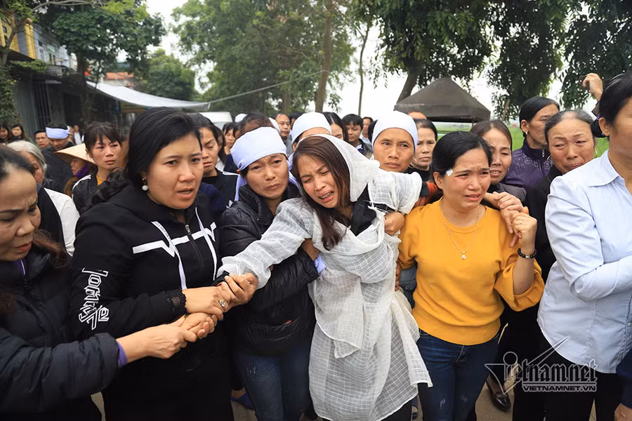 Chị Hạnh vợ anh Kiên khóc ngất khi tiễn đưa chồng Tai nạn 7 người chết: Đại tang cả thôn, khăn trắng phủ kín đường làng