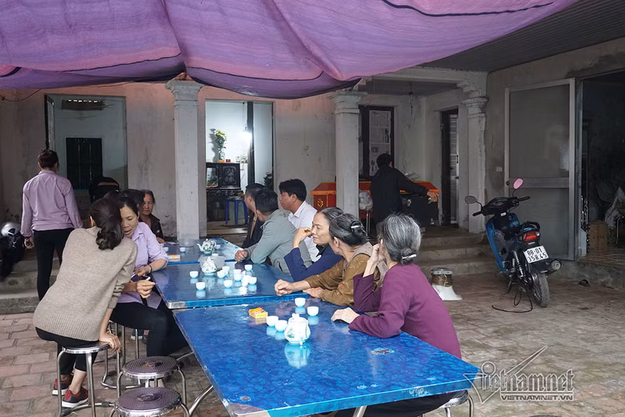 Người dân trong thôn chia theo từng nhóm nhỏ lần lượt tới hỏi thăm các gia đình Tai nạn 7 người chết: Đại tang cả thôn, khăn trắng phủ kín đường làng