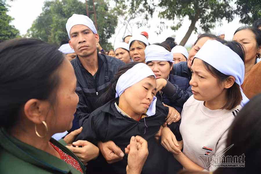 Người thân các nạn nhân khóc ngất Tai nạn 7 người chết: Đại tang cả thôn, khăn trắng phủ kín đường làng