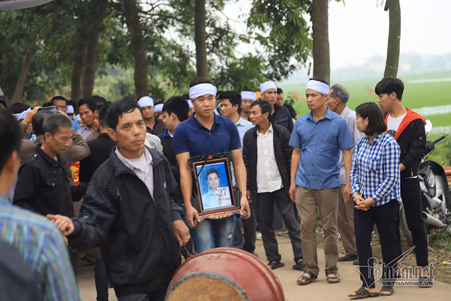 Đám tang anh Nguyễn Đức Kiên được tổ chức và an táng đầu tiên Tai nạn 7 người chết: Đại tang cả thôn, khăn trắng phủ kín đường làng