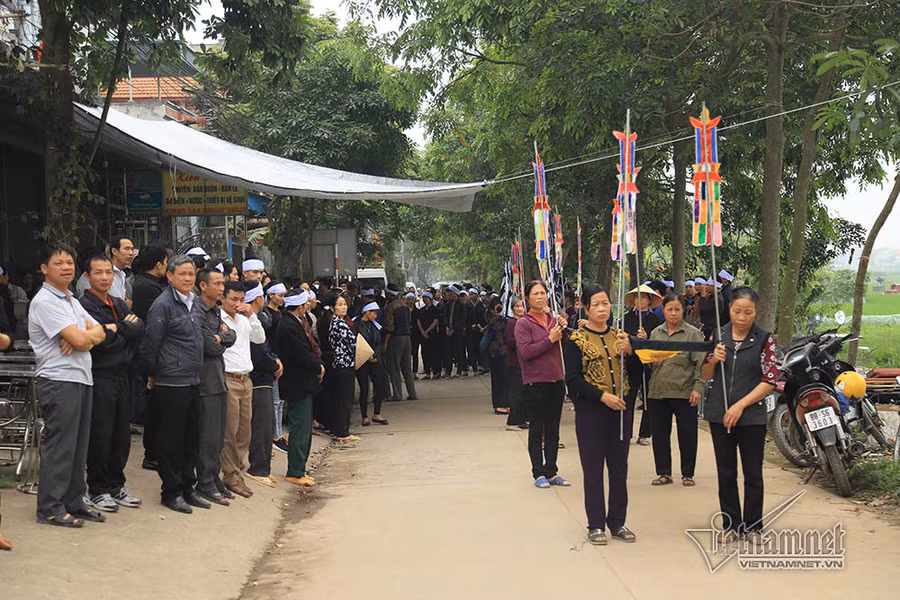 Tai nạn 7 người chết: Đại tang cả thôn, khăn trắng phủ kín đường làng