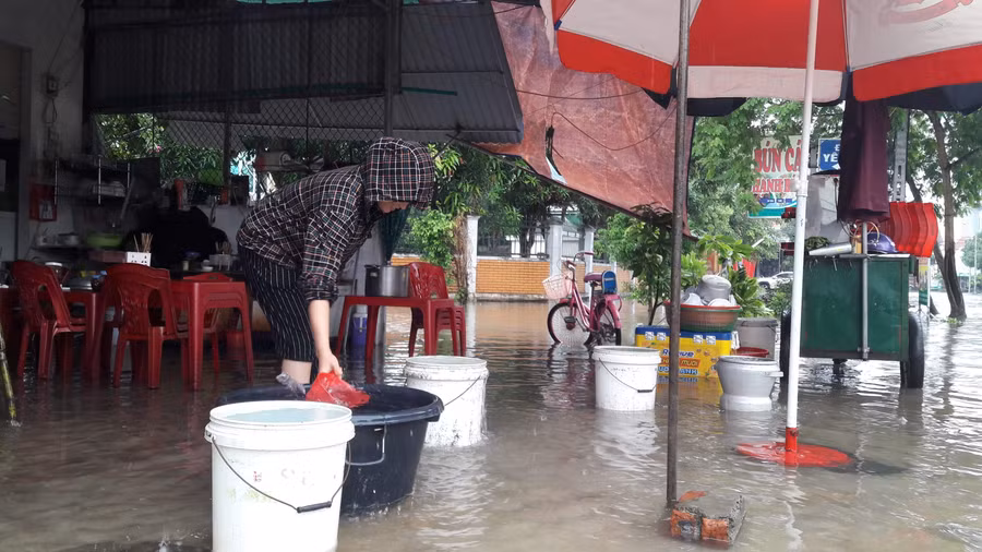 Người dân TP Vinh chắt chiu nước mưa để dùng làm nước uống và nấu ăn