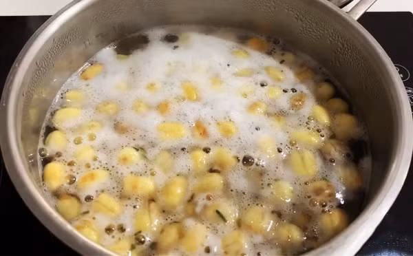 Đời sống - Tuyệt chiêu làm bánh Trung thu dẻo nhân hạt sen ngon chuẩn vị (Hình 2).